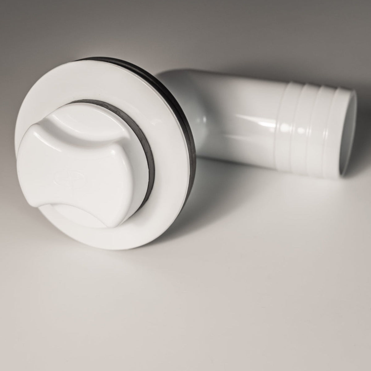 Fish Box Drain, 1-1/2", 90 Degree, With Drain Plug